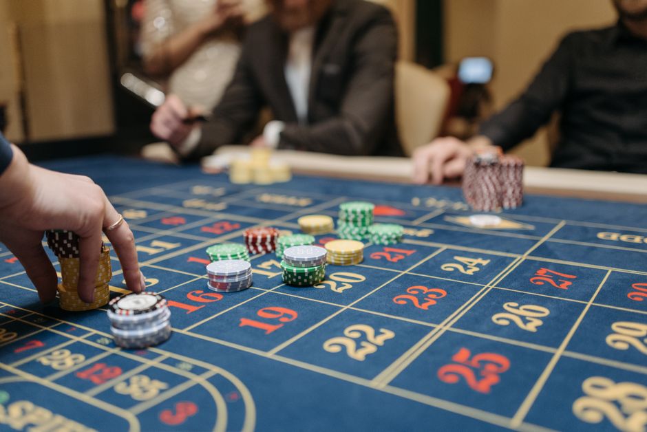Online Casino ohne Einzahlung mit Freispielen 2026: Roulette-Kessel und Jetons auf einem Casinotisch — Symbolbild zum Bonusvergleich ohne Einzahlung